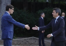 Salvador Illa, presidente de la Generalitat catalana, saluda a Carlos Mazón, jefe del Consell.