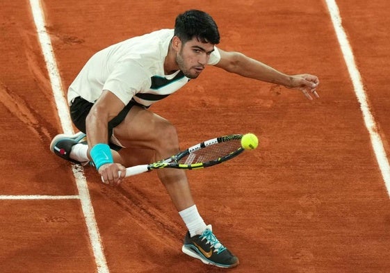 Alcaraz juega un resto de revés en las semifinales de Roland Garros.