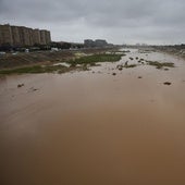 El nuevo cauce del Turia, con una carga importante de agua tras unas fuertes lluvias.