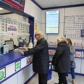 Cola en una administración de Loterías y Apuestas del Estado.