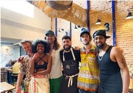 El grupo Crystal Fighters, tras su comida en Pelayo.