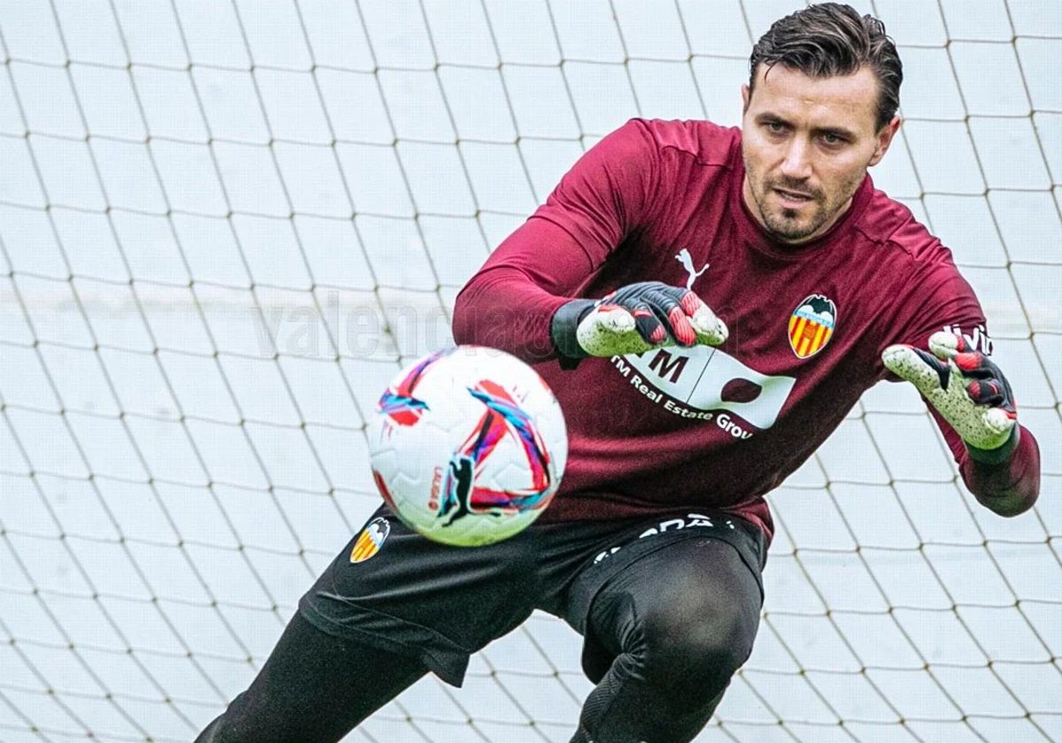 Dimitrievski, en un entrenamiento con el Valencia.