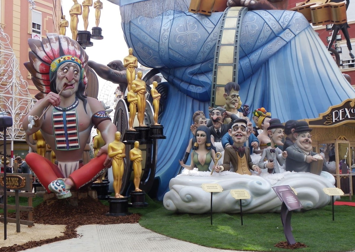 Imagen secundaria 1 - Falla de Octavio Vicent diseñada por Dalí y figura de Dalí, obra de Martínez Aparici en la falla Cuba; artistas de cine de Vicente Llácer en la falla Cuba y Dalí creado por Javito para la falla Telefónica. 