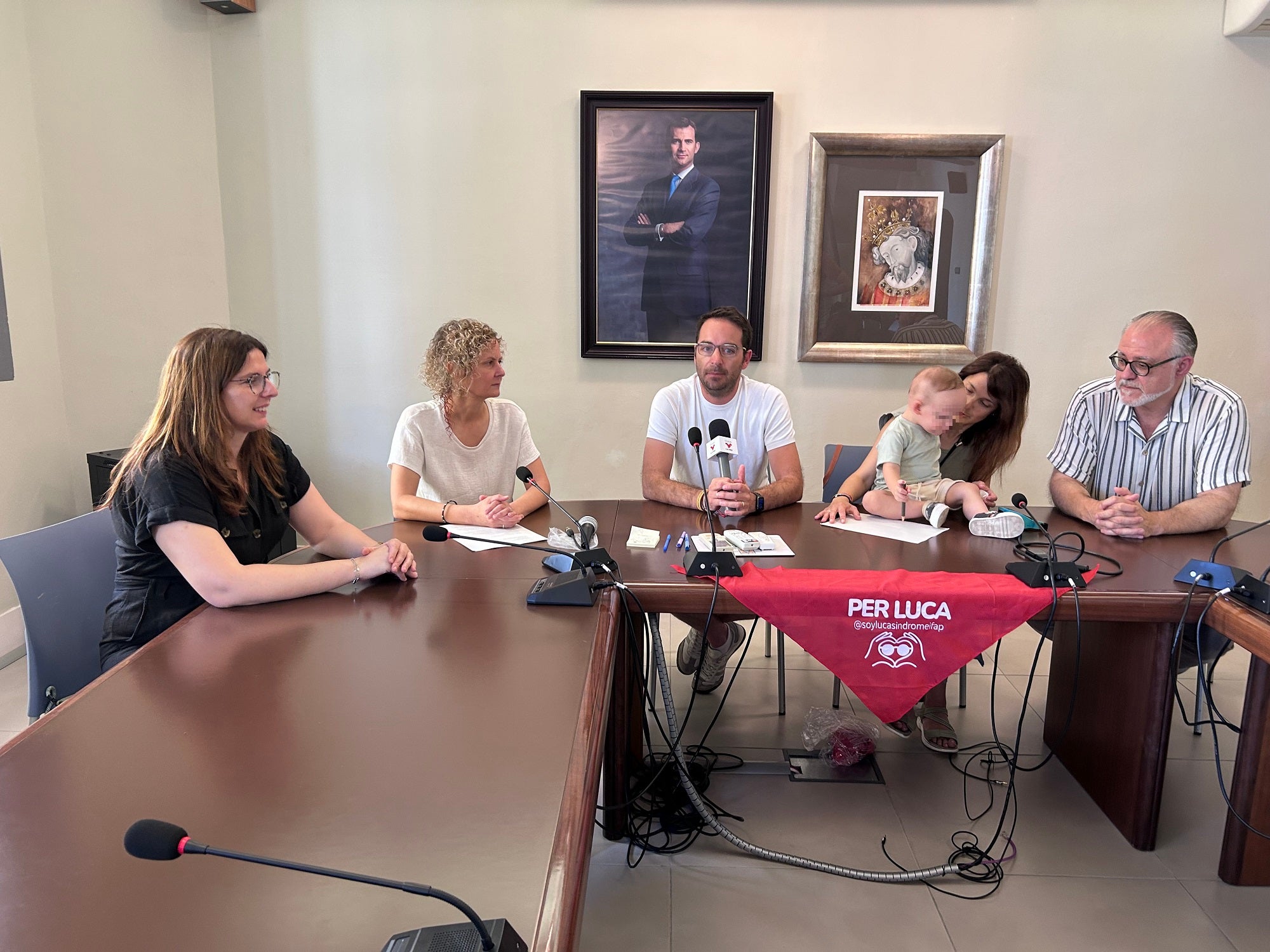 Presentación del evento solidario con la presencia de Luca y sus padres.
