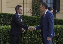 Mazón saluda a Sánchez antes de comenzar la Conferencia de Presidentes en Barcelona.