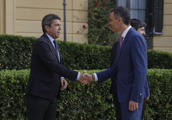 Mazón saluda a Sánchez antes de comenzar la Conferencia de Presidentes en Barcelona.