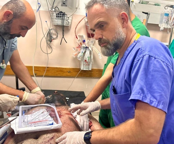 Raúl Incertis en un quirófano del Hospital Nasser.