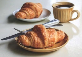 Desayuno clásico, con café y una pieza de bollería