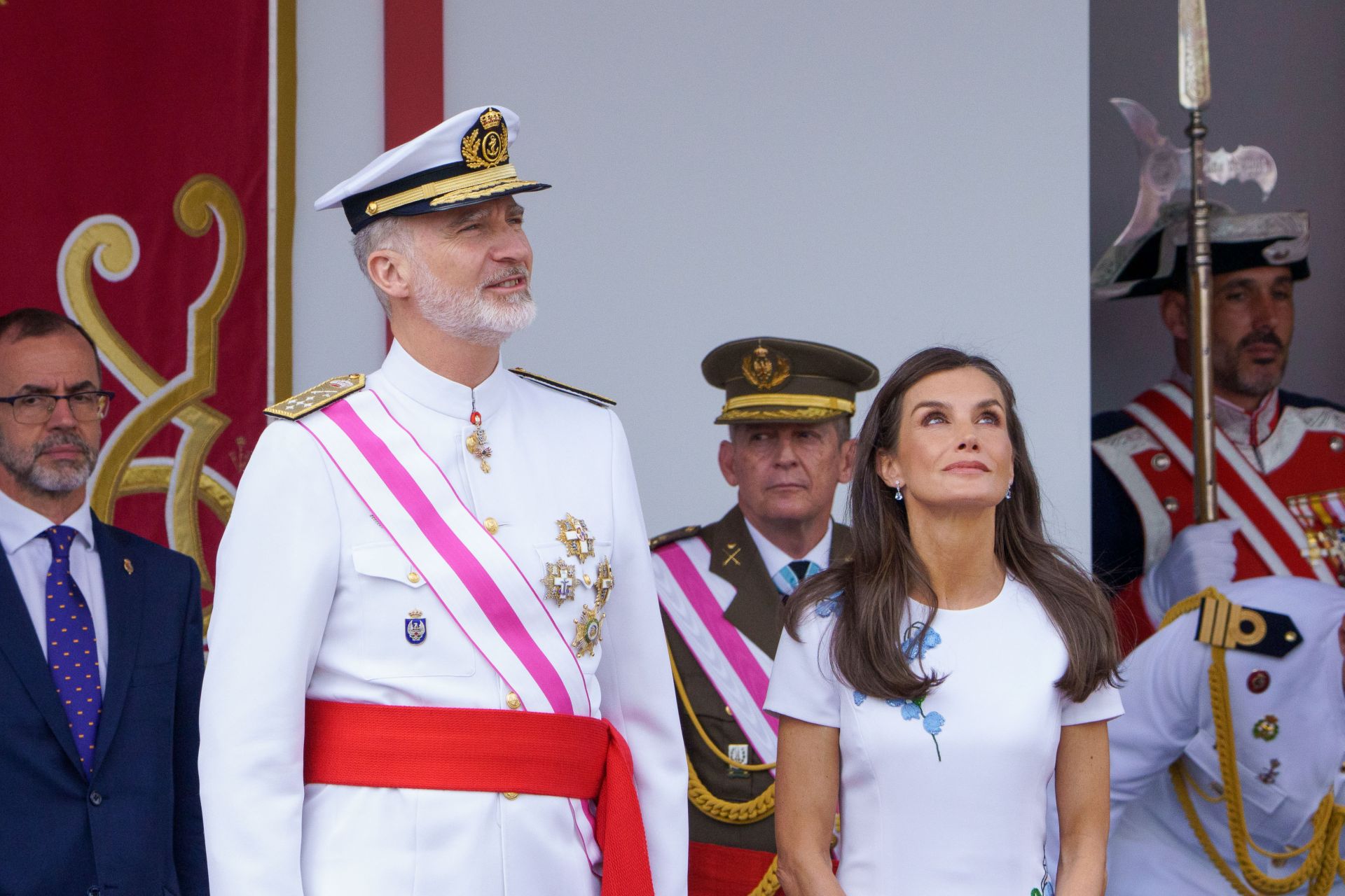 Letizia deslumbra en el desfile de las Fuerzas Armadas vestida de blanco