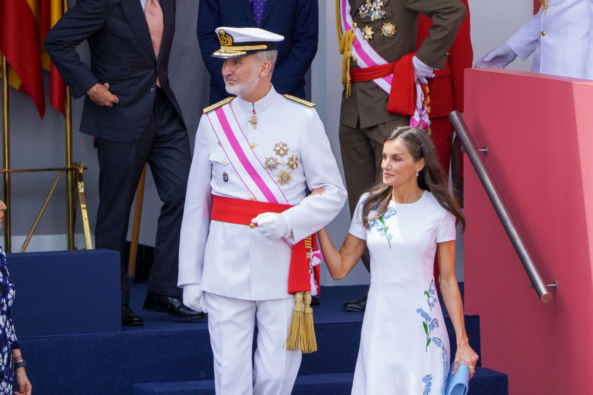 Letizia deslumbra en el desfile de las Fuerzas Armadas vestida de blanco