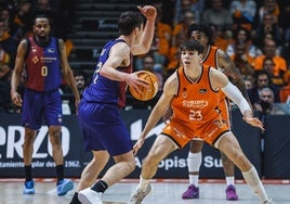 Lucas Marí, en un partido con el Valencia Basket.