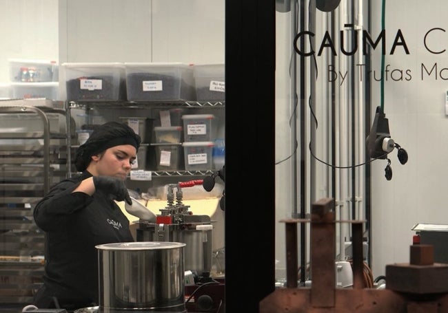 Trabajos en el obrador chocolatero.