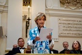 Soledad Sevilla, leyendo su discurso de ingreso en San Fernando.
