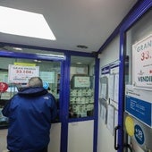 Un jugador en una administración de Loterías y Apuestas del Estado.
