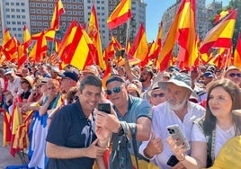 Mazón, junto a participantes en la protesta, en las calles de Madrid.