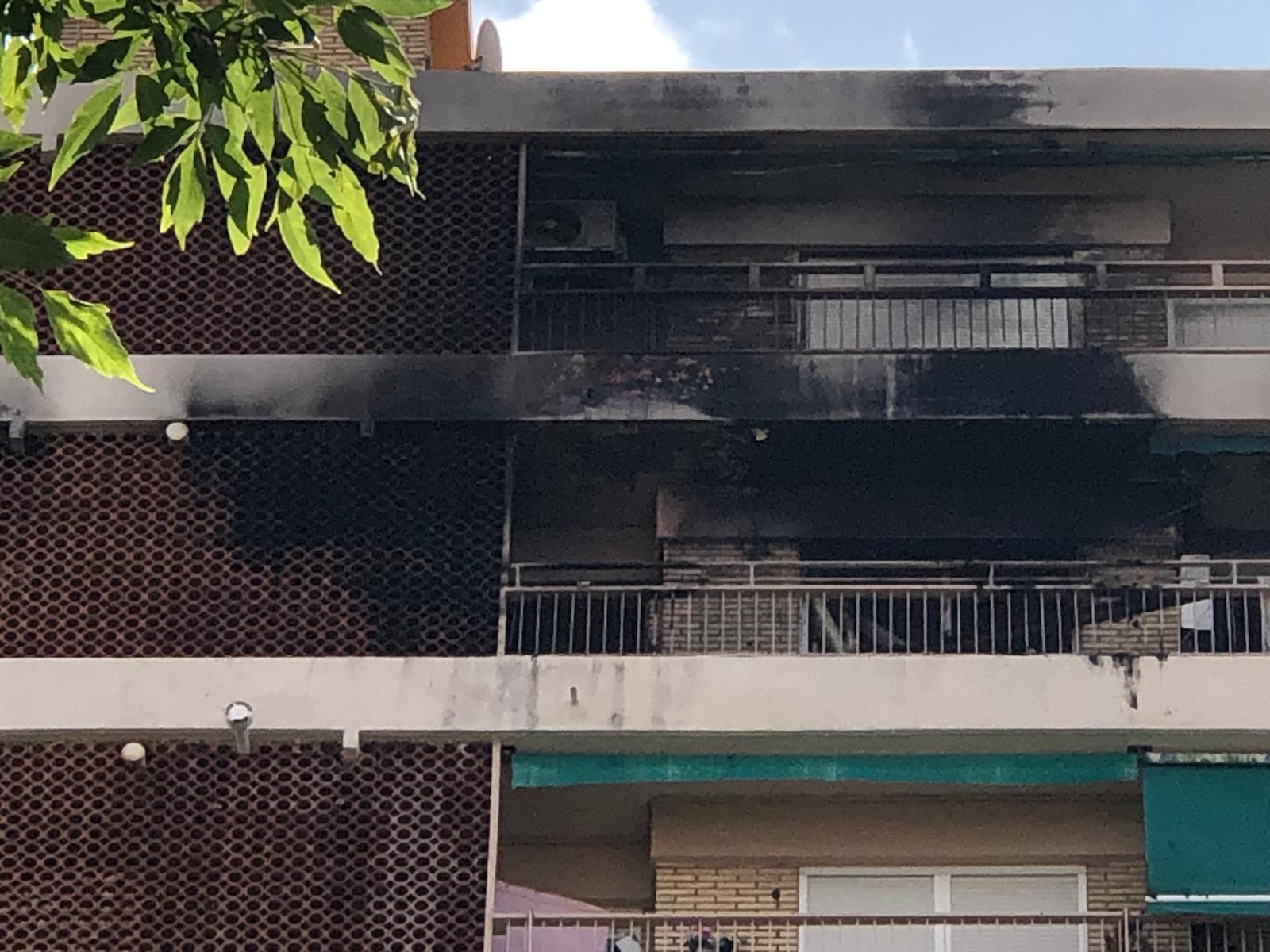 FOTOS | Un incendio en Campanar obliga a desalojar un edificio de 14 plantas