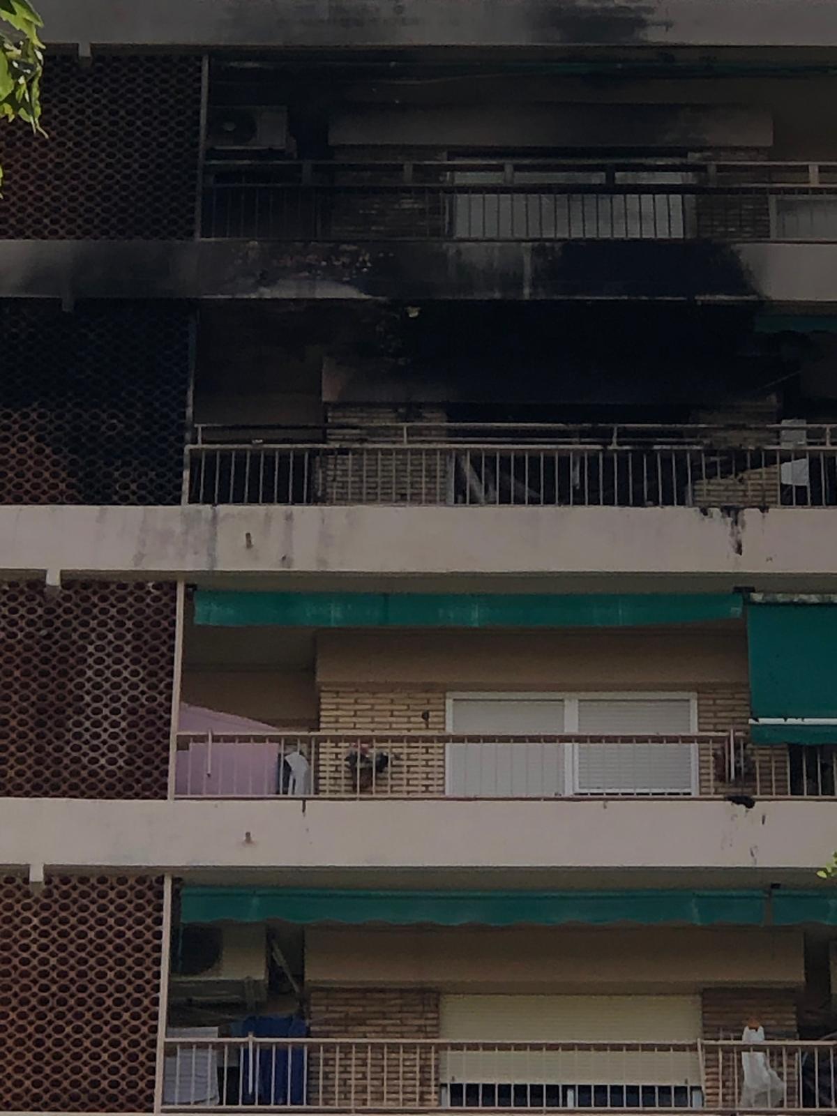 FOTOS | Un incendio en Campanar obliga a desalojar un edificio de 14 plantas