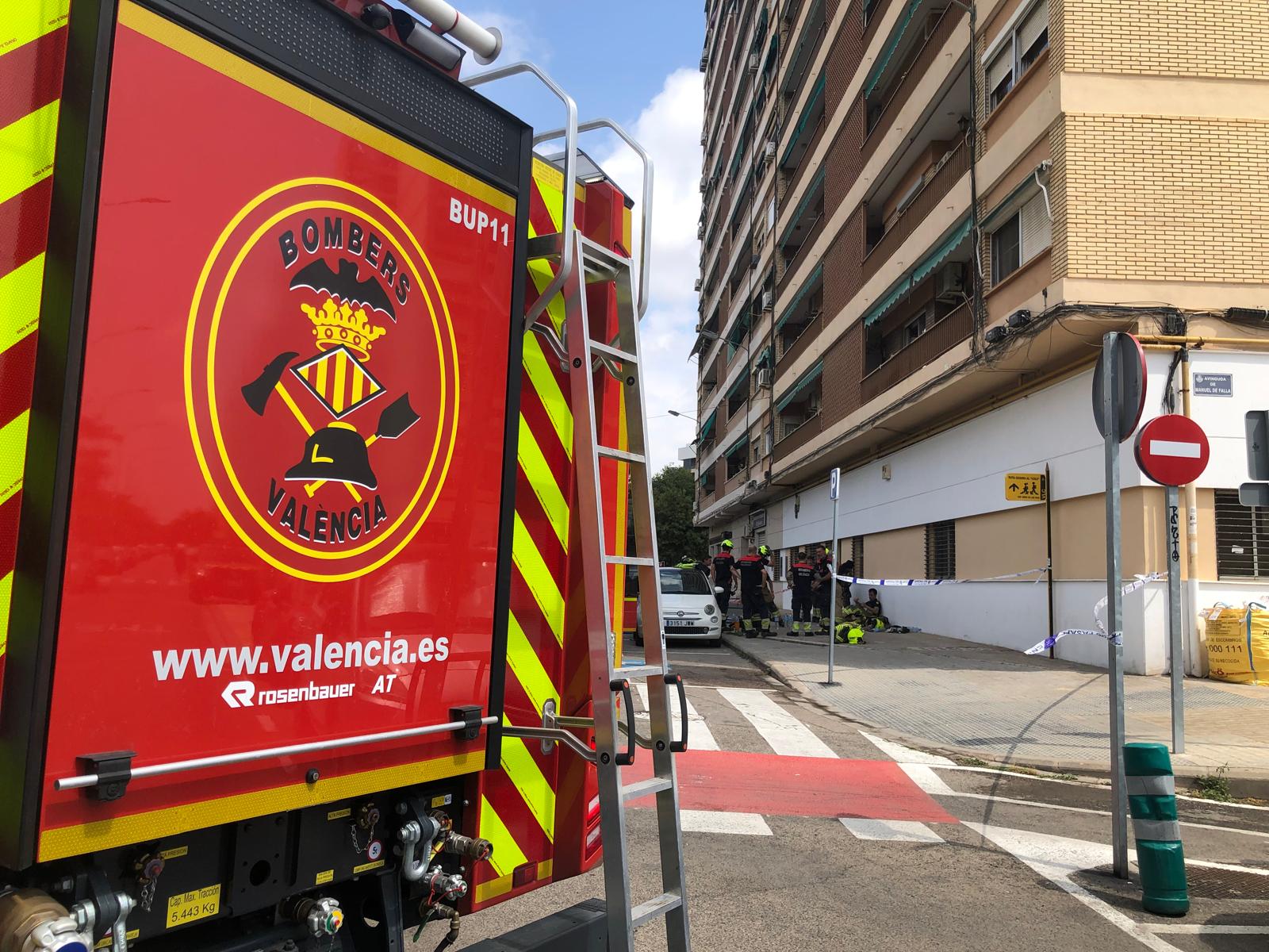 FOTOS | Un incendio en Campanar obliga a desalojar un edificio de 14 plantas