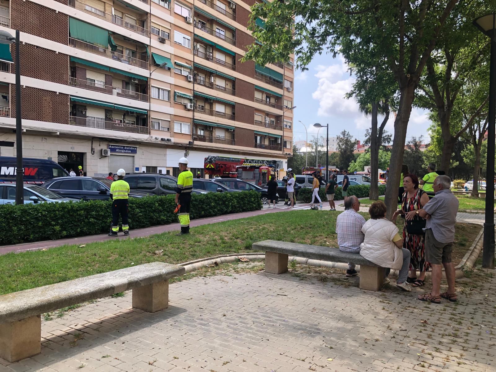 FOTOS | Un incendio en Campanar obliga a desalojar un edificio de 14 plantas