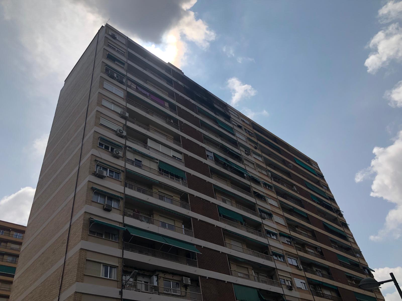 FOTOS | Un incendio en Campanar obliga a desalojar un edificio de 14 plantas