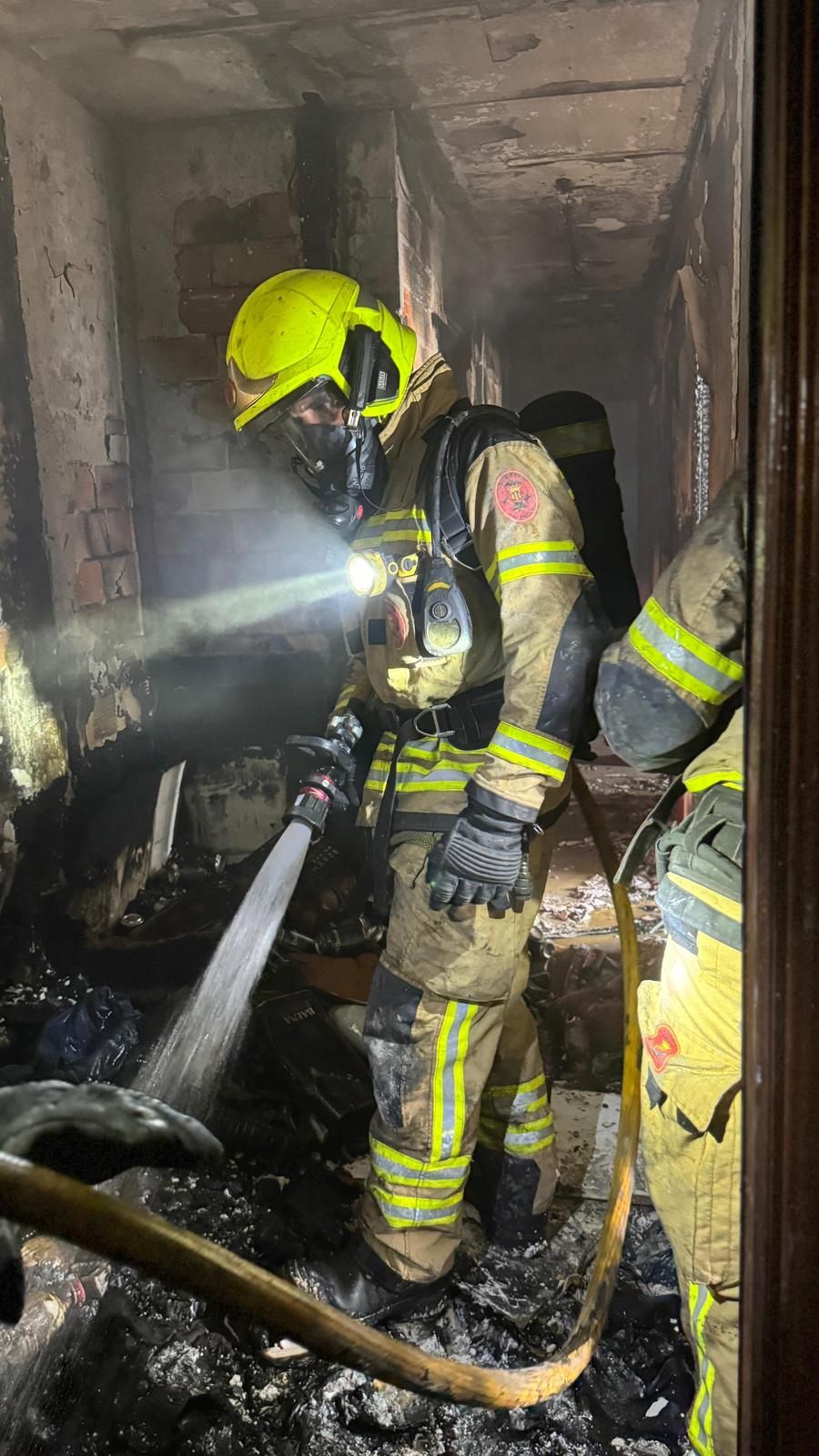 FOTOS | Un incendio en Campanar obliga a desalojar un edificio de 14 plantas