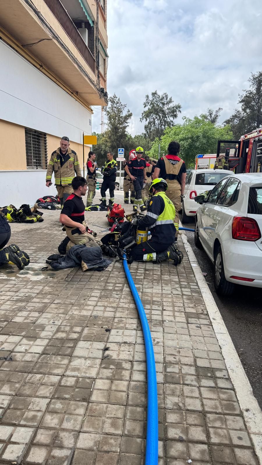 FOTOS | Un incendio en Campanar obliga a desalojar un edificio de 14 plantas