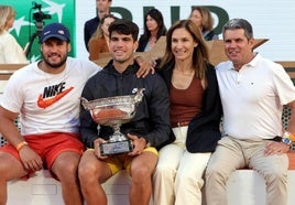 El hermano mayor de Alcaraz, Álvaro, y sus padres.