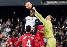Cristhian Mosquera, disputando un balón ante el Sevilla.