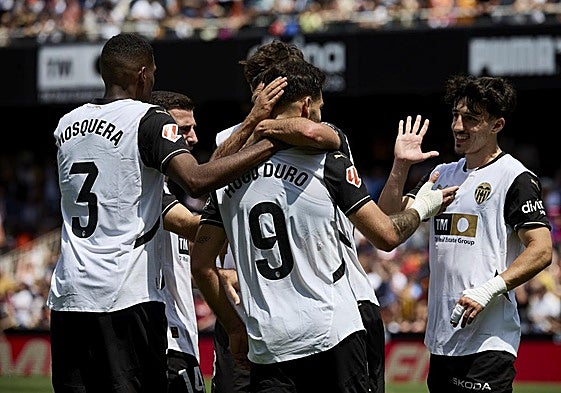 Los jugadores del Valencia, celebrando un gol en Mestalla.