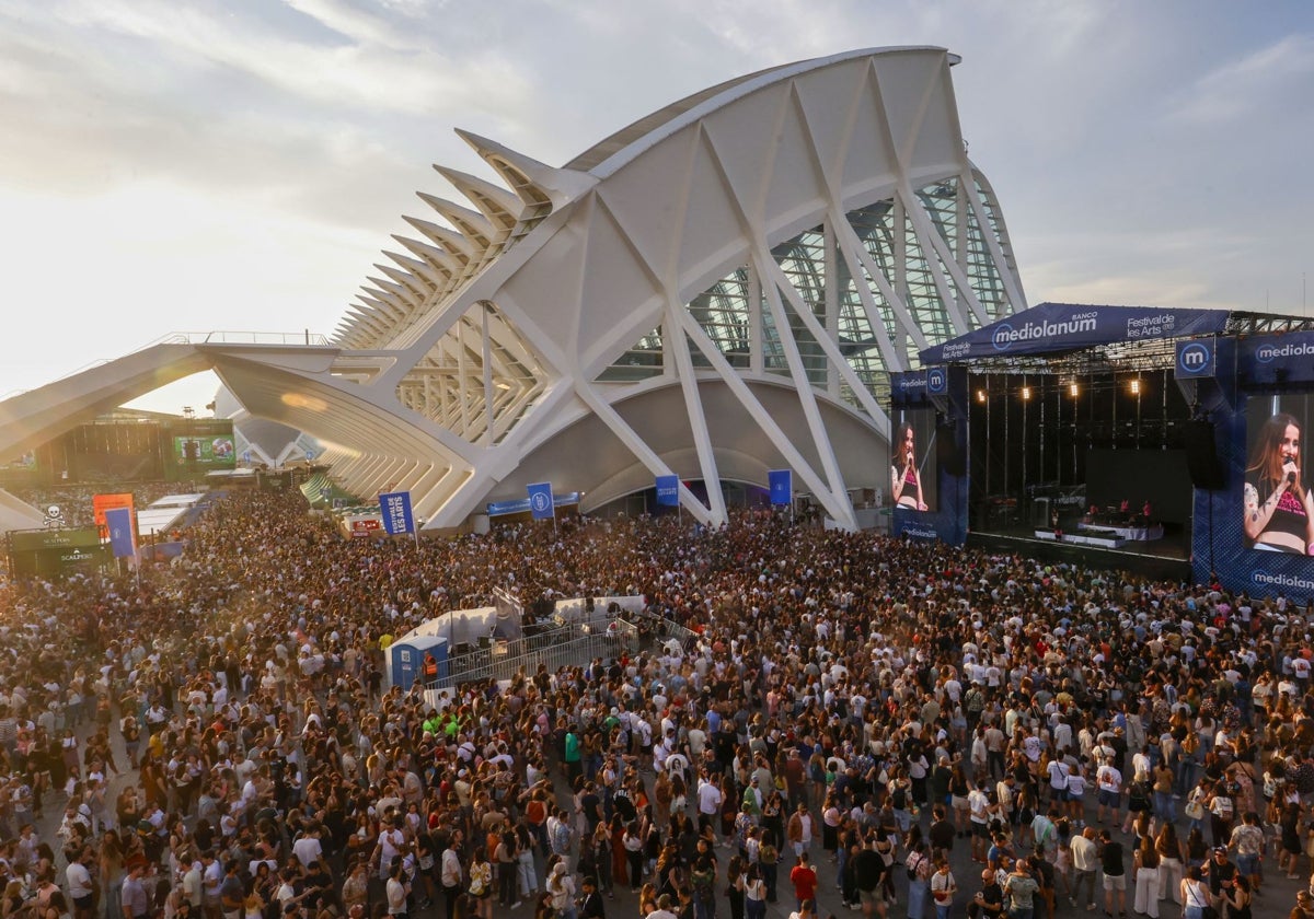 Las viviendas de la Ciudad de las Artes soportan casi el doble de decibelios a los permitidos durante la época de conciertos