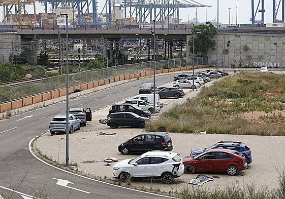 Vehículos siniestrados por la riada del 29-O en la ZAL del puerto de Valencia.