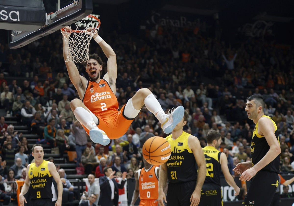 Puerto machaca el aro de La Laguna Tenerife en el partido de la Liga Regular de esta temporada entre ambos equipos en la Fonteta.