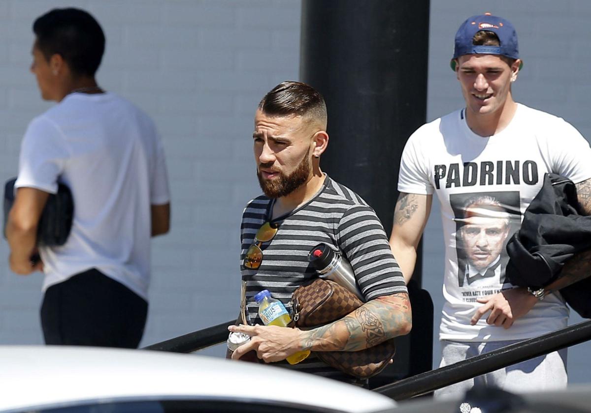 Nicolás Otamendi, Rodrigo de Paul y Enzo Pérez, saliendo de la Ciudad Deportiva de Paterna, durante su etapa en el Valencia, en una imagen de archivo.