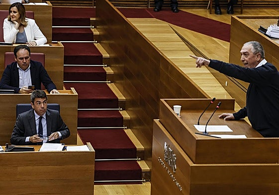 Baldoví habla en presencia de Mazón, durante una sesión de control en Les Corts.