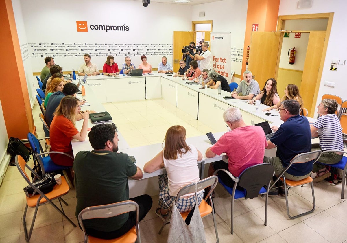 Compromís decide seguir en Sumar y escenifica su división interna