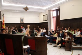Concejales dutante un pleno en Sagunto.