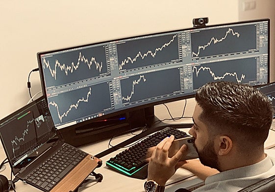 Miguel Tatay analiza el mercado en su ordenador.