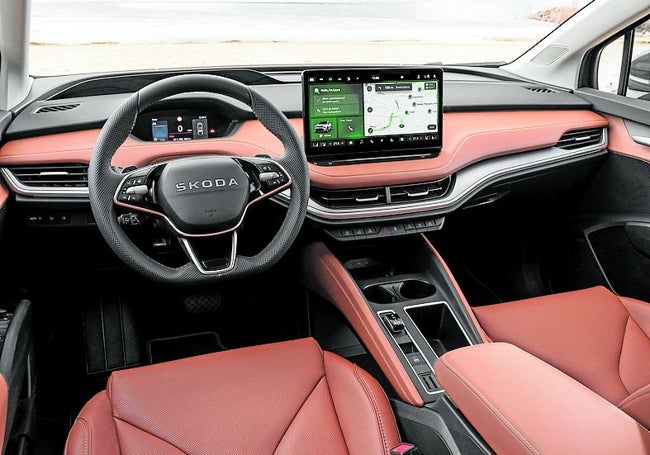 El volante es de nuevo diseño y la pantalla central es de 13 pulgadas.
