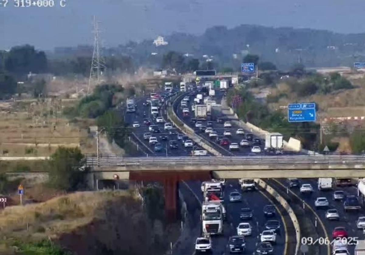 La A-7 y la Pista de Silla, totalmente colapsadas este lunes con más de 16 kilómetros de atascos: consulta la situación en las carreteras