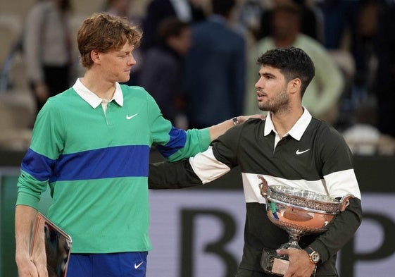 Alcaraz y Sinner, en la ceremonia de trofeos de la final de Roland Garros.