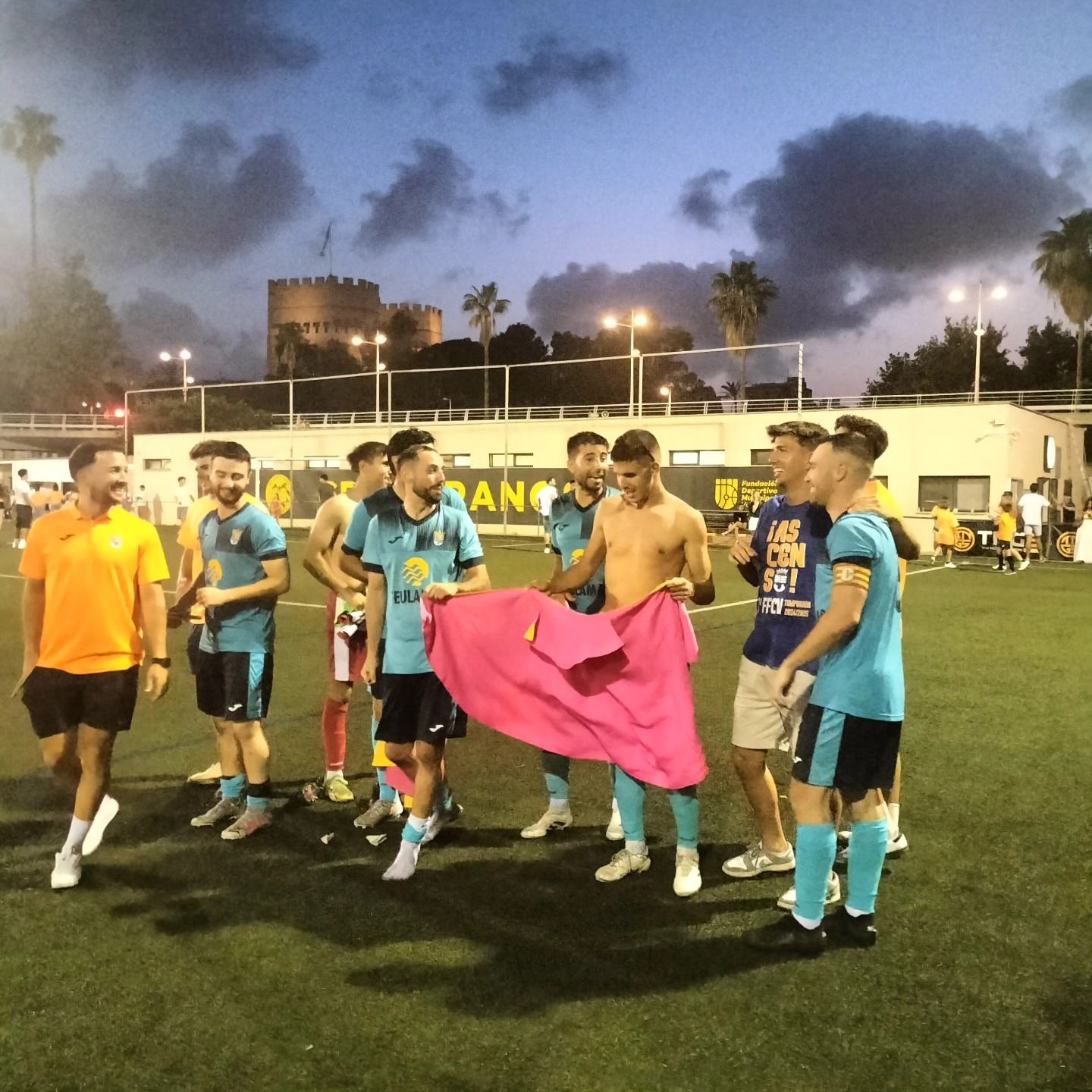 Los jugadores festejan el ascenso.