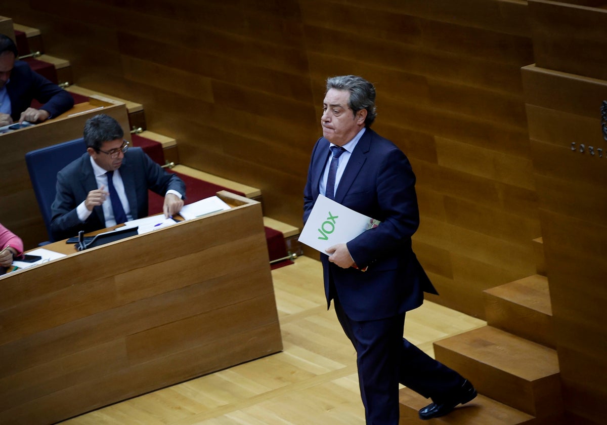 Llanos pasa frente a Mazón en Les Corts.