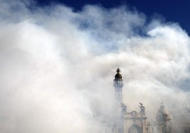 Mascletà en la plaza del Ayuntamiento de Valencia.