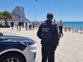 Una agente en el paseo marítimo calpino.