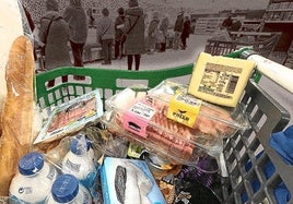 Carro de supermercado repleto de alimentos.
