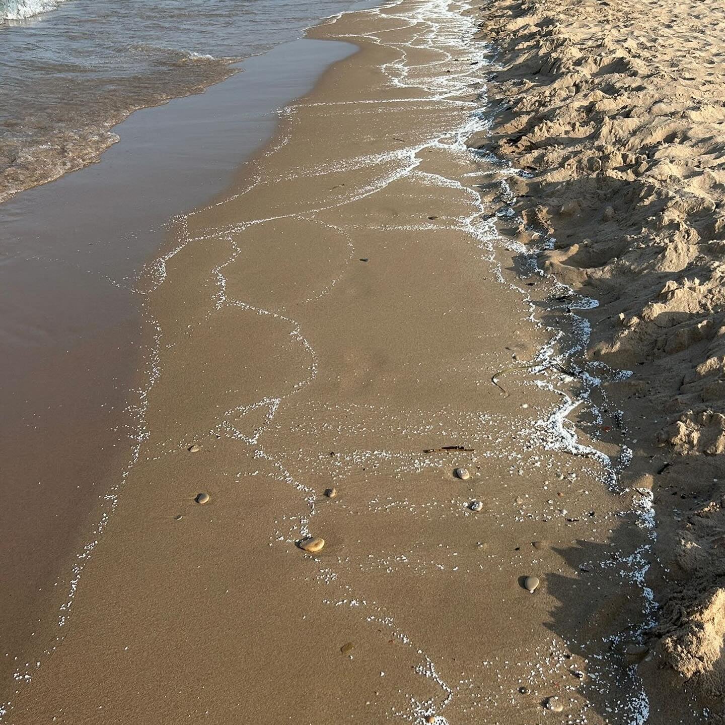 Cinco pueblos de la Safor cierran sus playas tras hallar un material desconocido en la arena