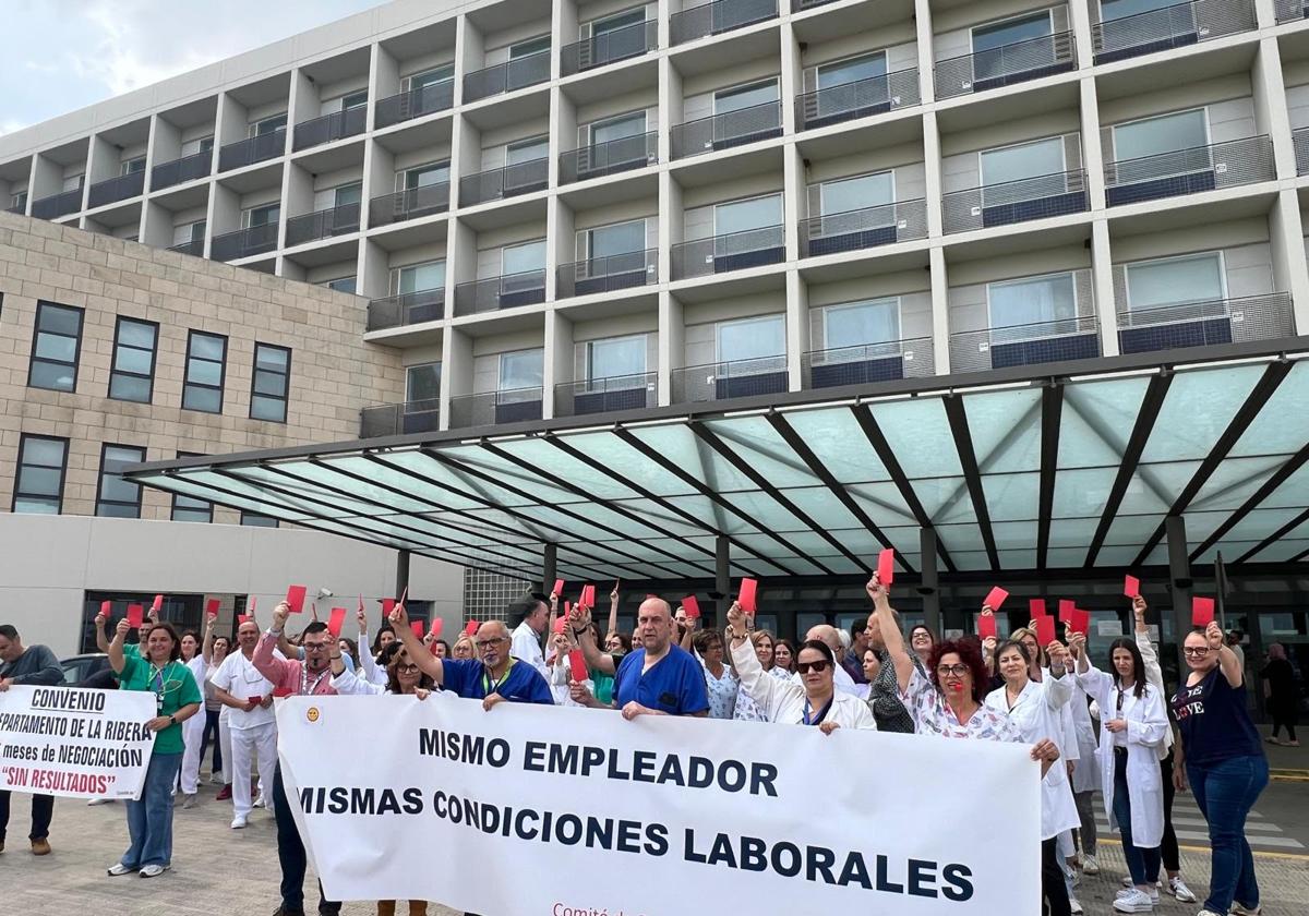 Protesta del personal subrogado del Hospital de la Ribera.
