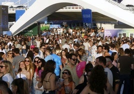 Asistentes a un festival en la Ciudad de las Artes.