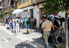 Los medios de comunicación, junto al domicilio de Ábalos en Valencia.