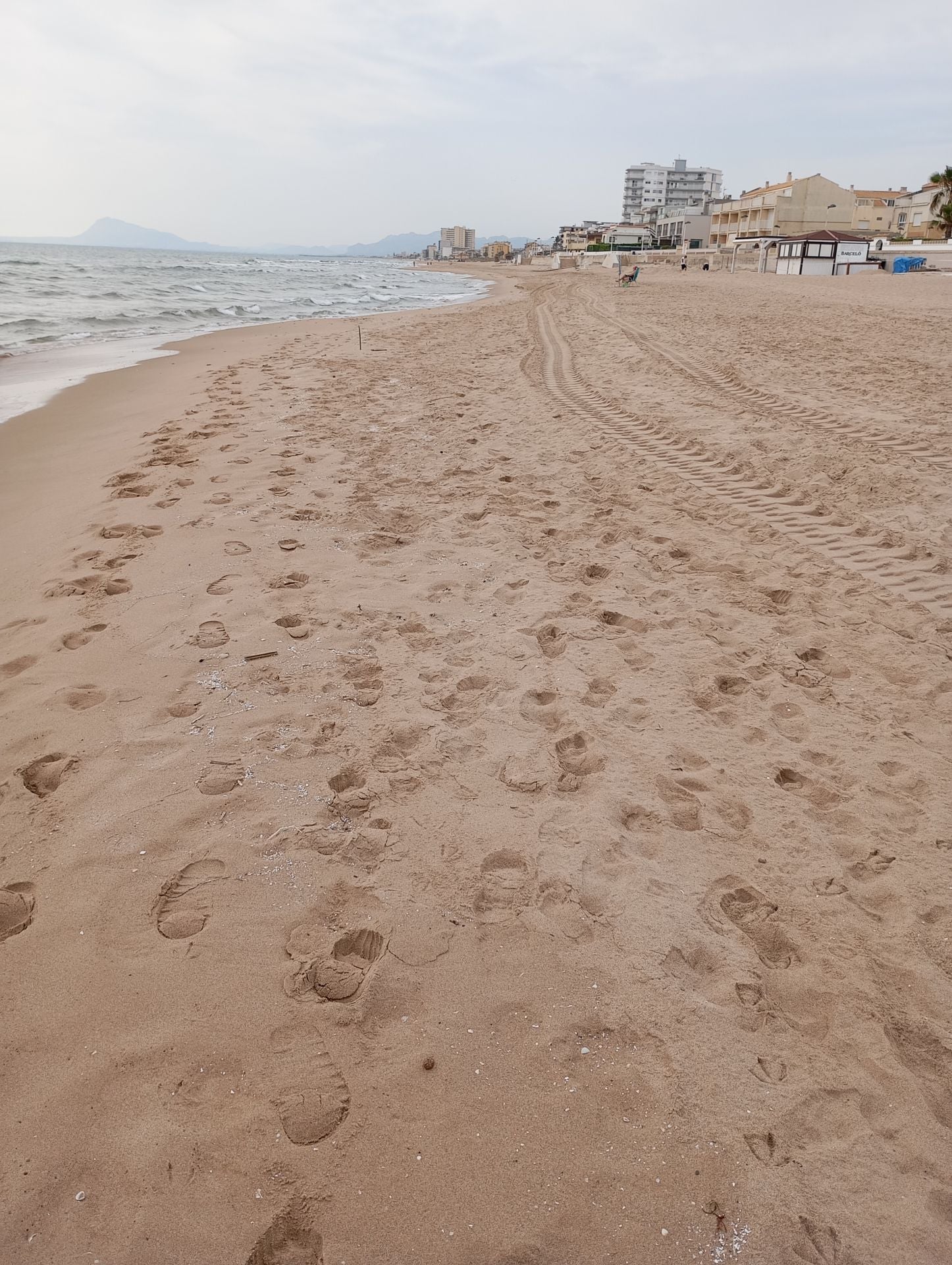 Siete playas de la Safor siguen cerradas a la espera de los resultados de los análisis del vertido